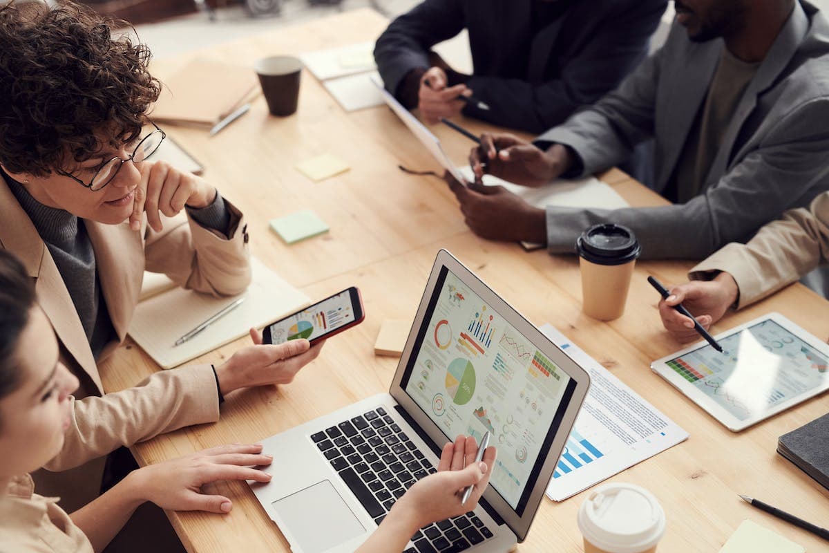 Pessoas trabalhando e desvendando o impacto da transformação digital em uma empresa