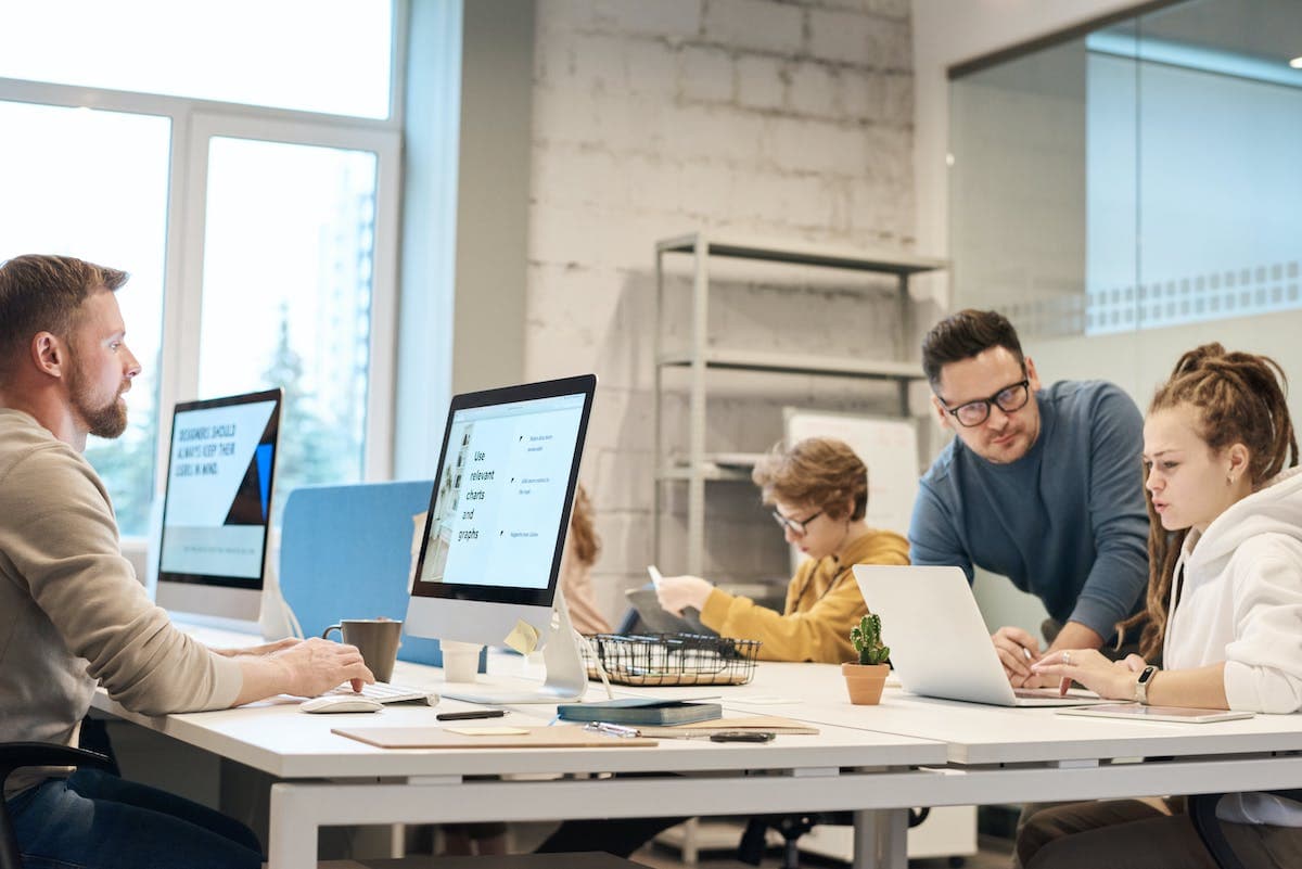 Pessoas trabalhando e desvendando o impacto da transformação digital em uma empresa